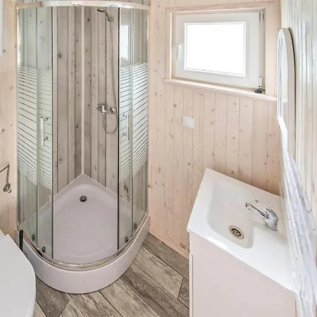 Dom wakacyjny 2 Bedroom Awesome In